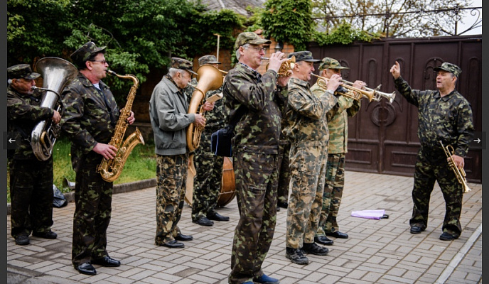 Перед домом ветерана войны провели праздничный парад